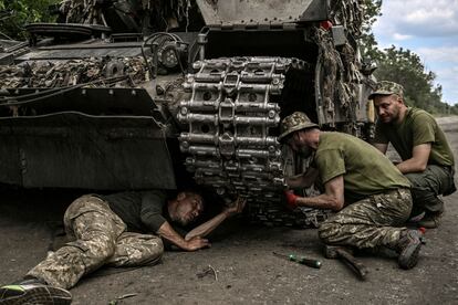 Miembros de las tropas ucranias reparaban este martes un tanque de batalla del ejército en la región de Donbás.