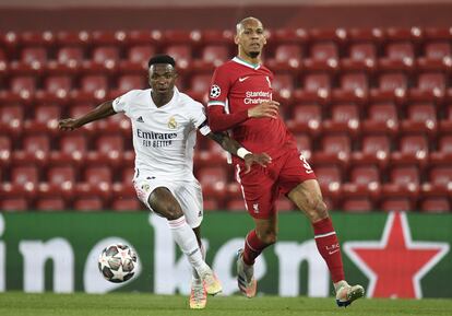 Vinicius intenta progresar ante Fabinho durante la vuelta de los cuartos de final de la Champions este miércoles en Anfield.