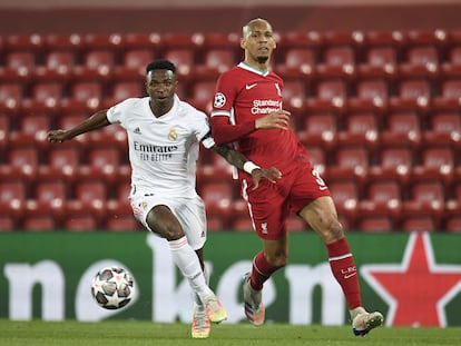 Vinicius intenta progresar ante Fabinho durante la vuelta de los cuartos de final de la Champions este miércoles en Anfield.