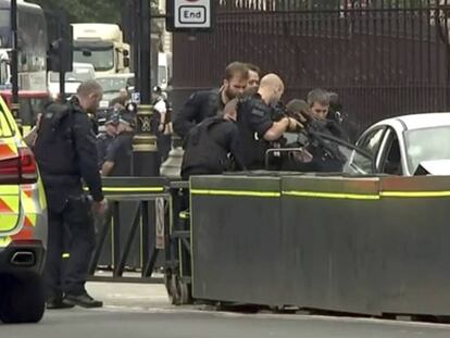 Momento da detenção do homem que colidiu contra as barreiras de segurança do Parlamento britânico, nesta terça-feira.