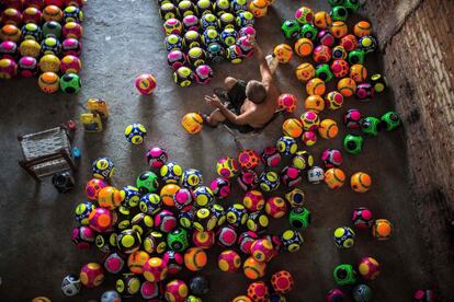 Un cosedor de balones de este pueblo gana unos 10 pesos mexicanos por balón (algo más de medio dólar).