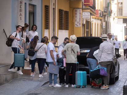 Turistas saliendo de un piso turístico en Sevilla