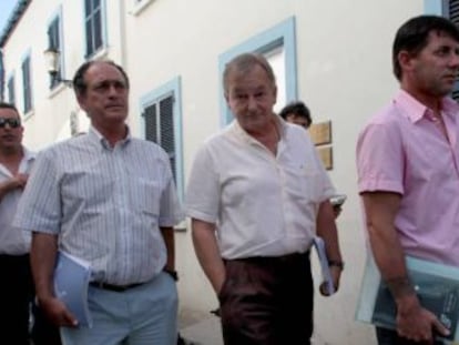 El presidente de la Federación Andaluza de Asociaciones Pesqueras (Faape), Pedro Maza, en el centro con una representación de los pescadores españoles por las calles de Gibraltar el pasado día 29.