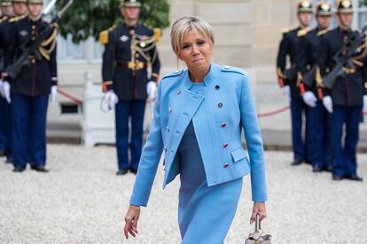 Brigitte Macron con un traje azul de Louis Vuitton que se llevo cientos de likes en Instagram.