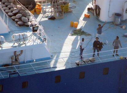 Miembros de la tripulación en la cubierta del <i>Alakrana</i> tras su liberación en el océano Índico.
