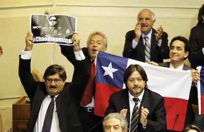 Los diputados celebran la aprobación de la reforma.