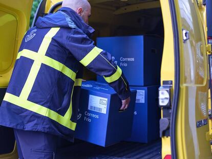 Una furgoneta de Correos Frío.