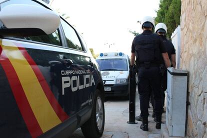 Policías nacionales durante una detención, en una imagen de archivo.