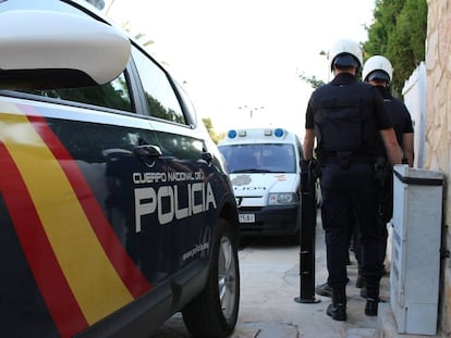 Polic&iacute;as nacionales durante una detenci&oacute;n, en una imagen de archivo.