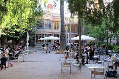 La terraza del Centre Cívic Can Deu es un pequeño paraíso oculto junto a este bonito edificio eclético de finales del siglo XIX que, algunos jueves, ofrece conciertos de jazz.