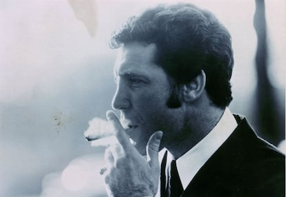 El artista galés en una imagen de su juventud, fumando un cigarrillo.