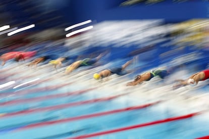 Nadadoras compiten en la final de los 100m libres femeninos de los Campeonatos del Mundo de natación que se disputan en Kazán.