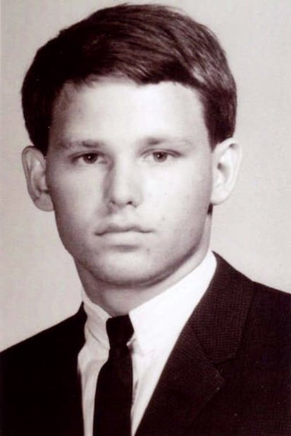 Jim Morrison posa para el anuario de 1957 de su instituto en Alameda, California.