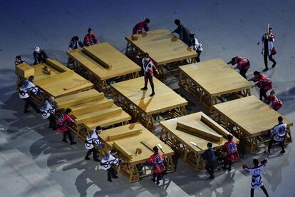 Um grupo de dançarinos durante a cerimônia de abertura.