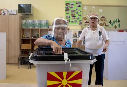 Una pareja de ancianos vota en un colegio electoral durante las elecciones generales en Skopje. La jornada electoral para los comicios generales anticipados en Macedonia del Norte está transcurriendo en calma, con un fuerte dispositivo de medidas de seguridad por la covid-19 y por el momento con una participación menor a la 2016, aunque sin el temido descalabro.