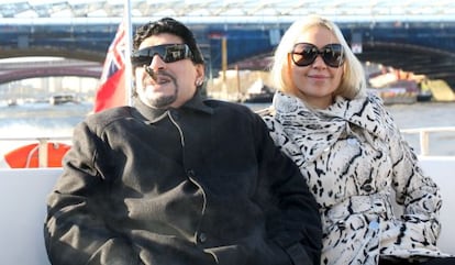 Diego Armando Maradona, con Ver&oacute;nica Ojeda, cuando eran pareja.