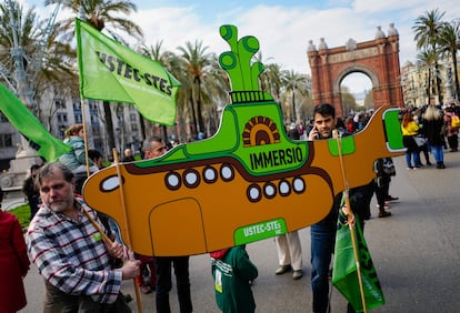 Profesores y estudiantes se manifestaban el miércoles en Barcelona a favor de la inmersión lingüística.