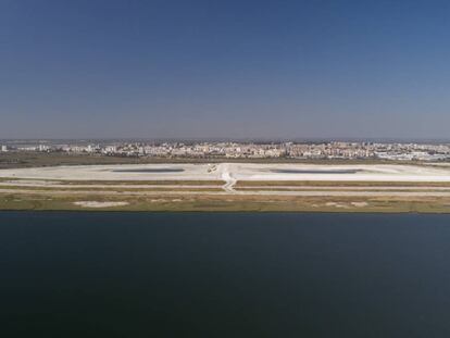 Balsas de fosfoyesos en el estuario del río Tinto, junto a la ciudad de Huelva.