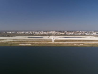 Balsas de fosfoyesos en el estuario del río Tinto, junto a la ciudad de Huelva, en 2019.