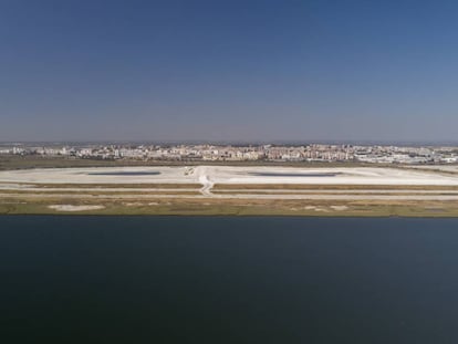 Balsas de fosfoyesos en el estuario del río Tinto, junto a la ciudad de Huelva.