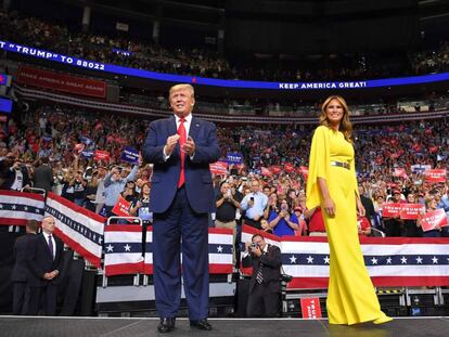 Presidente Donald Trump e a primeira dama Melanie Trump, durante comício na Flórida. 