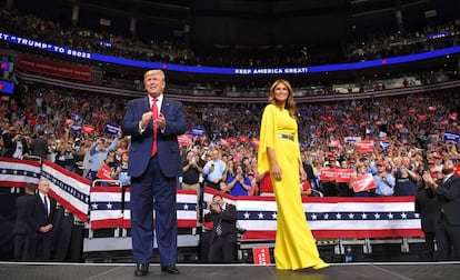 Presidente Donald Trump e a primeira dama Melanie Trump, durante comício na Flórida. 