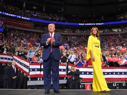 Presidente Donald Trump e a primeira dama Melanie Trump, durante comício na Flórida. 