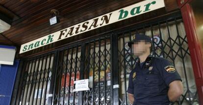 Un policía vigila el bar Faisán, en Irún, en junio de 2006.