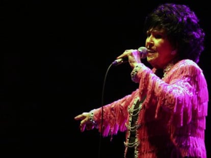 Wanda Jackson en un momento de su actuación este fin de semana.