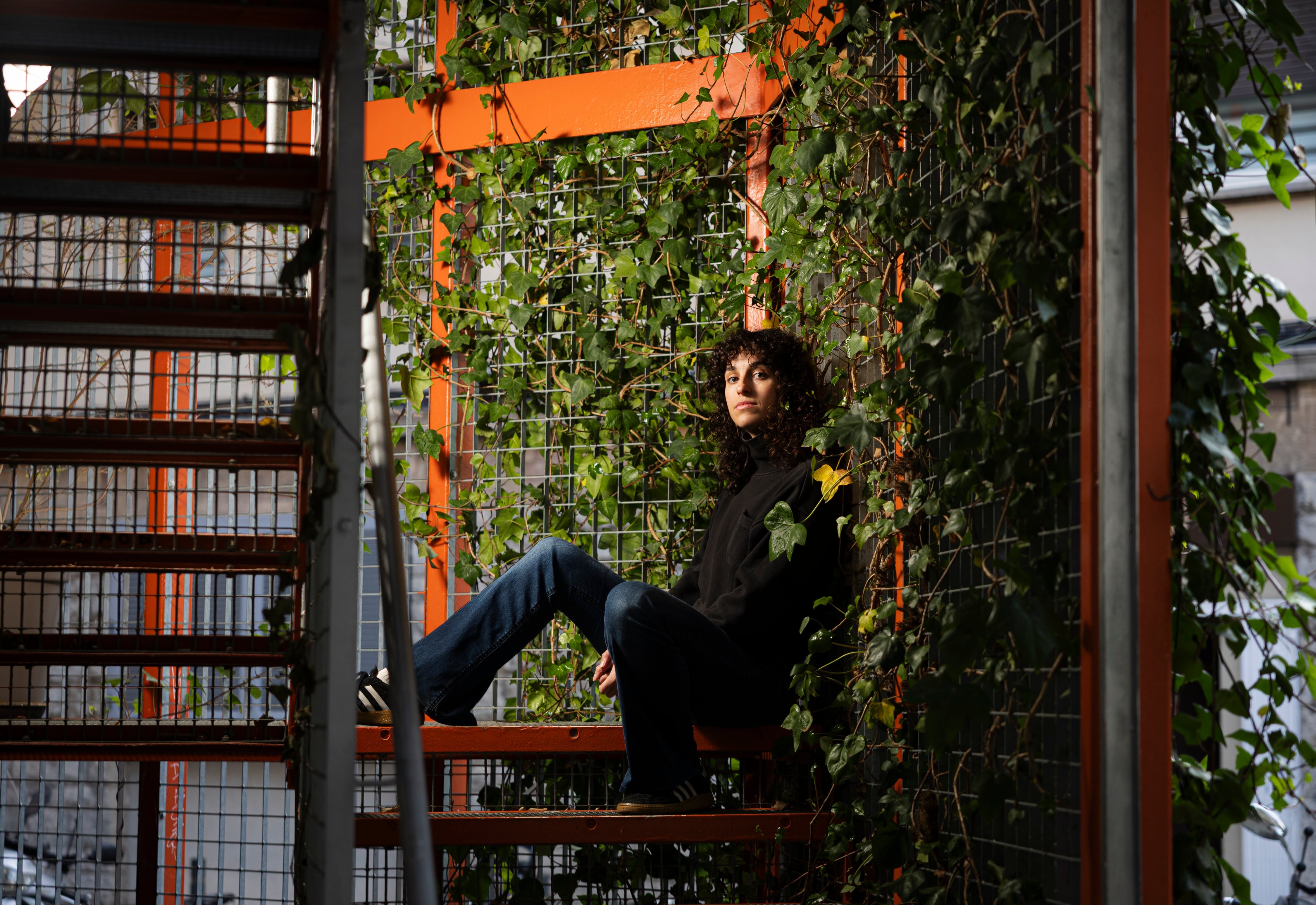 Júlia Nueno Guitart, investigadora y diseñadora computacional, en el barrio de Sants.  