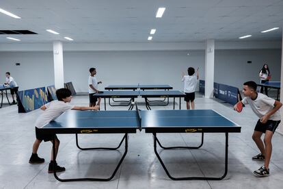 Alumnos juegan ping pong en el gimnasio polideportivo de Río de Janeiro, Brasil.