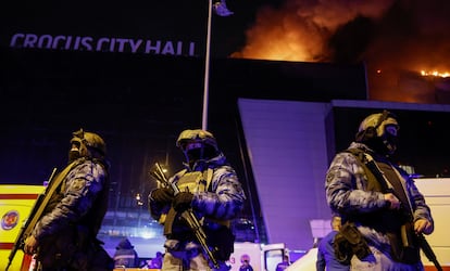 Fuerzas de seguridad rusas, a las puertas del Crocus City Hall, tras el atentado del viernes. 