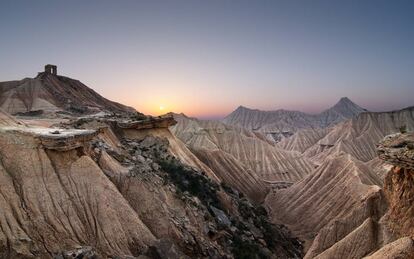 El paisaje semidesértico y de aspecto lunar del Parque Natural de las Bardenas Reales (Navarra) se puede visitar desde ciudades como Logroño, Zaragoza o Pamplona.