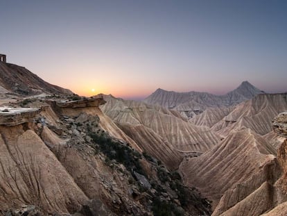 El paisaje semidesértico y de aspecto lunar del Parque Natural de las Bardenas Reales (Navarra) se puede visitar desde ciudades como Logroño, Zaragoza o Pamplona.