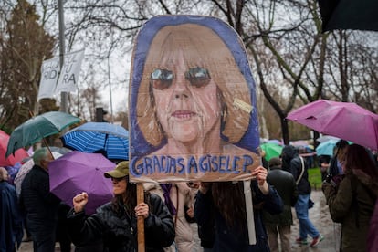 Dos mujeres sujetan una pancarta con la imagen de Gisele Pélicot durante la marcha del 8M en Madrid.