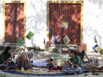 Unos j&oacute;venes en el centro de Paraty durante la Flip 2012.