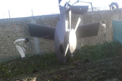 Restos del fuselaje del helicóptero de EE UU que se estrelló durante la Operación Gerónimo.