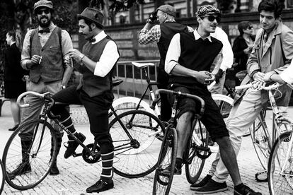 Tweed Ride Madrid un viaje en bici al S XX