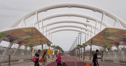 Plataforma del Tram inaugurada en 2012, y desde entonces vallada y sin uso, en la avenida del Mar de Castell&oacute;n. 