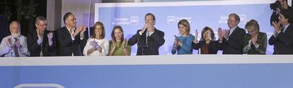 La cúpula del Partido Popular celebra la victoria electoral el 20-N en el balcón de la sede del PP en la calle Génova. De izquierda a derecha: Miguel Arias Cañete, Alberto Ruíz Gallardón, Esteban González Pons, Ana Mato, Elvira Rodríguez, Mariano Rajoy, Dolores de Cospedal, Soraya Saenz Santamaría, Pío García Escudero, Esperanza Aguirre y Jorge Moragas.