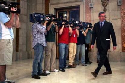 El alcalde de Madrid, Alberto Ruiz-Gallardón, llega al Patio de Cristales del Ayuntamiento para celebrar la rueda de prensa.