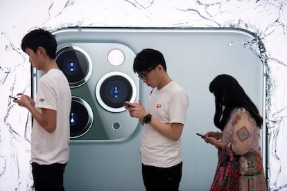 Varias personas hacen cola para probar el iPhone 11 Pro en Hong Kong.