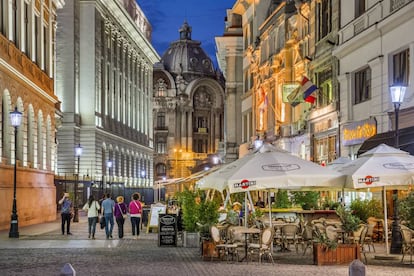 Terrazas en la calle Lipscani, en el Old Town de Bucarest, la capital de Rumania.