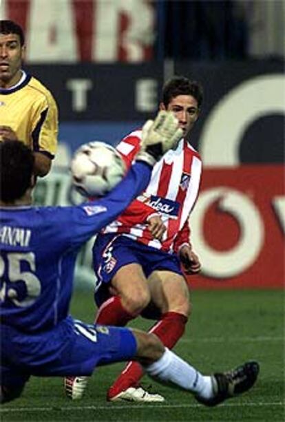 Fernando Torres, en el momento de marcar el segundo gol de su equipo tras una gran jugada personal.