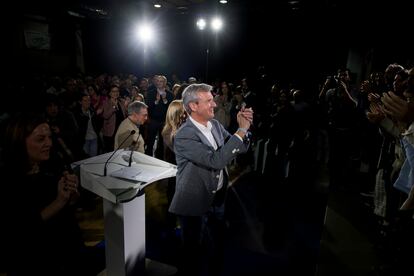 Intervención de Alfonso Rueda en un acto electoral en San Cibrao das Viñas (Ourense), este viernes.