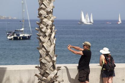 Turistas en la playa de La Malagueta, en Málaga, el pasado 7 de noviembre.