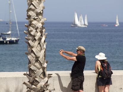 Turistas en la playa de La Malagueta, en Málaga, el pasado 7 de noviembre.