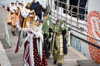 Los Reyes Magos de Oriente a su llegada al puerto de Valencia, este viernes.