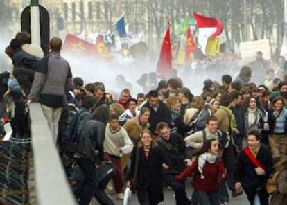 La policía belga hizo uso del cañón de agua para dispersar a los manifestantes que intentaban llegar hasta la Embajada de EEUU en Bruselas.