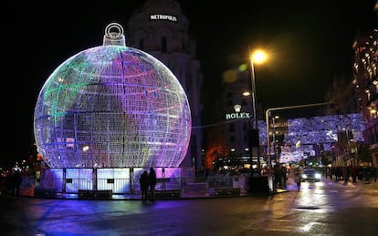 La bola de Navidad de 12 metros instalada en Madrid y cubierta de luces LED.